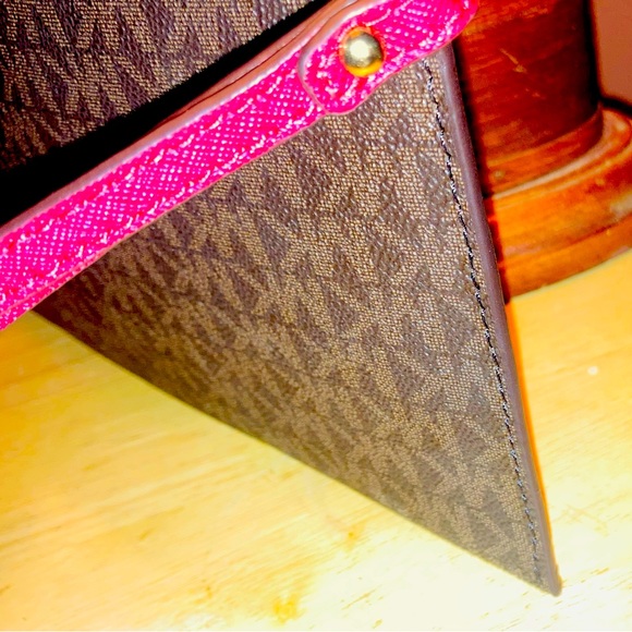 MICHAEL Michael Kors
Illustrations Drive Away Large Zip Clutch Bag - Picture 9 of 10